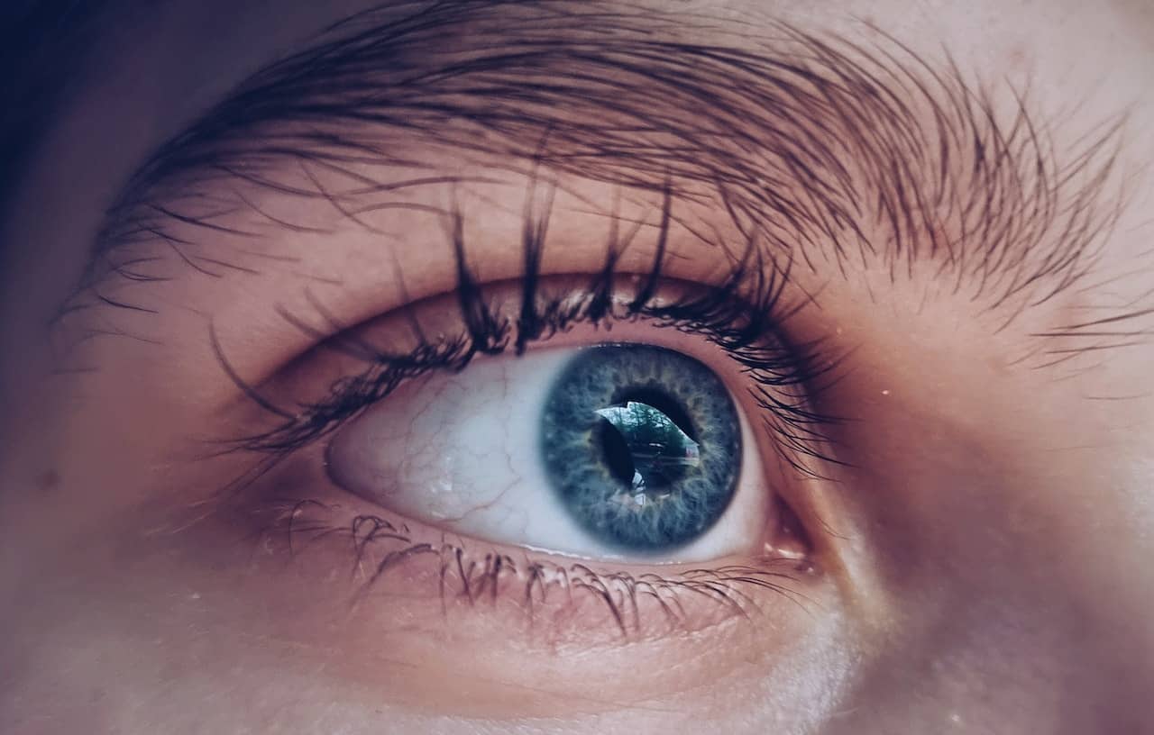 Primer plano detallado de un ojo azul - Consultorios de Ojos Castillo